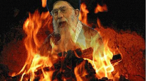 احراق صورة لخامنئي في ايران 
