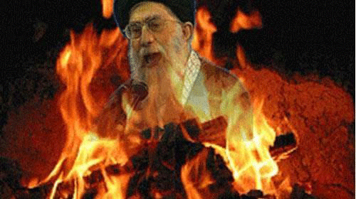 احراق صورة لخامنئي في الاحتجاجات في ايران 