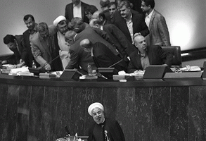 صورة عن العراك بالايدي في مجلس الشوري الايراني 