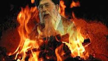 احراق صوره الملا خامنئی فی ایران