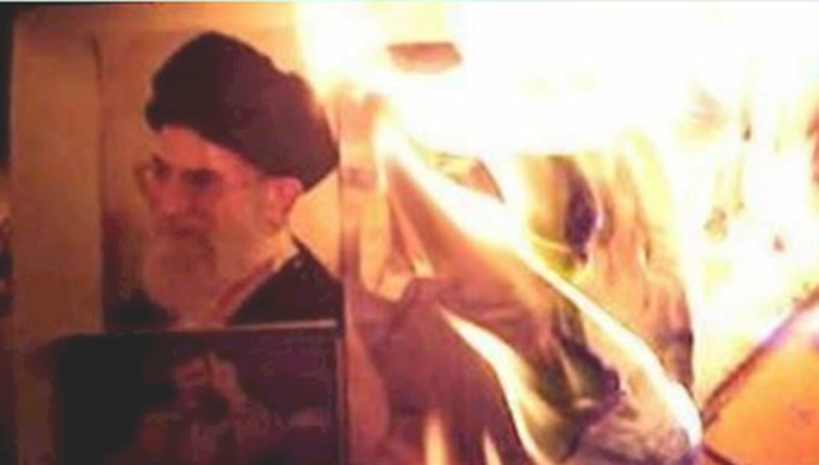 احراق صورة خامنئی فی ایران 