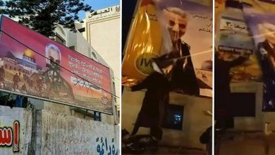 إضرام النار في لافتة كبيرة تحمل صورتين لخامنئي و سليماني