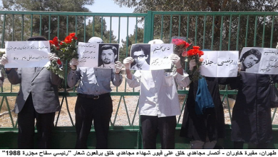 تجمع مجموعة من عوائل شهداء مجاهدي خلق في مقبرة خاوران بشعار رئيسي سفاح مجزرة 1988
