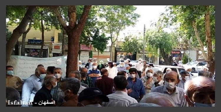 وقفات احتجاجية للمتقاعدين وطلاب المدارس على الرغم من الإجراءات القمعية في مختلف مدن إيران