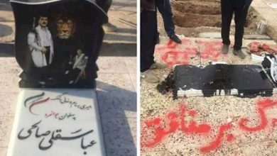 هدمت مرتزقة المخابرات قبرعباس قلي صالحي في مراسيم يوم الأربعين لوفاته، ورشوا القطران على قبره وكتبوا عبارة الموت للمنافقين