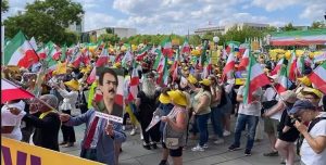 السيدة مريم رجوي مخطابة الايرانيين المتظاهرين في برلين : الحزم وليس الرضوخ هو السياسة الصحيحة تجاه الفاشية الدينية في إيران