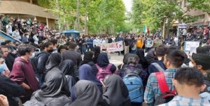 الانتفاضة الايرانية أکبر من أن يخمدها النظام