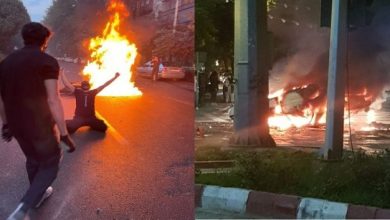 کذب النظام الايراني وتخبطه في مواجهة الانتفاضة الحوار المتمدن سعاد عزيز کاتبة مختصة بالشأن الايراني: يواصل القادة والمسٶولون في نظام الجمهورية الاسلامية الايرانية مساعيهم المشبوهة من أجل التغطية على الانتفاضة الشعبية العارمة ضدهم والتستر عليها وذلك من أجل تحقيق أهداف وغايات تصب معظمها في صالح النظام، ذلك إن عدم تمکن الاجهزة الامنية ومختلف أنواع القوات القمعية للنظام من إخماد الانتفاضة ودخولها الشهر الثاني، أجبر النظام على تغيير موقفه منها بعد أن أدرك بأن التصريحات والمواقف الرسمية التي تعترف بإستمرار الانتفاضة وتذکر معلومات مختلفة بشأنها، تنعکس سلبا على النظام، وهذا هو سبب المسعى الجديد للنظام والذي يتجه الى التستر والتغطية على الانتفاضة من خلال الزعم بأنها قد إنتهت. التعاطف الدولي الملفت للنظر مع الانتفاضة الشعبية الايرانية وتزايد بيانات الادانة ضد الاساليب والممارسات القمعية التي يلجأ إليها النظام من أجل السيطرة على الاوضاع، کان هو الآخر دافعا مهما لکي يقوم النظام بتغيير مواقفه ويلجأ من أجل التغطية على الانتفاضة وعدم نشر المعلومات المتعلقة بها، وبهذا الصدد فإن ماقد جاء على لسان وكيل وزير الداخلية للشؤون السياسية مير أحمدي، حين قال بأن المحافظات في أوضاع جيدة ولا يوجد لدينا ما يسمى بأحداث شغب واضطرابات حضرية، مشيرا الى ان الامر لا يتجاوز تحركات خبيثة في بعض المحافظات بين حين وآخر، وهذا الزعم الکاذب قد تم ترديده من قبل أئمة صلاة الجمعة التابعين للنظام في مختلف أنحاء إيران. أکثر مايلفت النظر ويٶکد ويثبت کذب وزيف هذا الزعم بإخماد الانتفاضة، هو التعليمات التي أصدرها مٶخرا قائد الحرس الثوري حسين سلامي الى جهاز الحرس والذي يثبت إن الانتفاضة مستمرة وتٶثر سلبا على النظام وبشکل خاص على معنويات الاجهزة القمعية التي أشار إليها سلامي في تعليماته التي أشرنا إليها، ومن دون شك فإن التناقض والتخبط الذي يسود بين أوساط النظام، إنما هو دليل على مدى تأثير وإنعکاس الانتفاضة عليه. الانتفاضة التي دخلت شهرها الثاني والتي لايبدو هناك في الافق مايمکن أن يدل على نهايتها أو حتى تهدئتها، إذ أن النظام وماقد أذاقه من مصائب وويلات للشعب الايراني وجعله يعاني من الفقر والجوع والحرمان الى جانب مصادرة حقوقه وحرياته الاساسية، قد أوصل الشعب الى قناعة کاملة بعدم التوقف عن الانتفاضة والتصميم على المضي بها حتى إسقاط النظام، ولاشك من إن النظام قد أدرك هذه الحقيقة المرة ووعاها وهذا ماقد دفع به الى تغيير موقفه الذي حتما لن يغير من الامر شيئا!