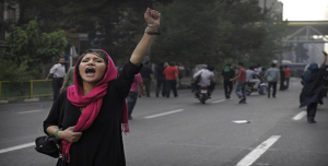 الحضور الجرئ للمرأة الايرانية في الانتفاضات ضد نظام الملالي