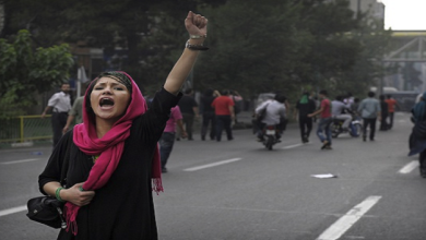 الحضور الجرئ للمرأة الايرانية في الانتفاضات ضد نظام الملالي