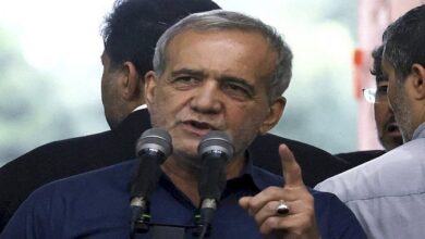 الرئيس الإيراني الجديد يدعو للوحدة وسط تصاعد الصراع الداخلي