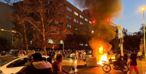 بين المطرقة والسندان: هل ينجو النظام الإيراني من الضغوط الداخلية والخارجية المتزايدة؟