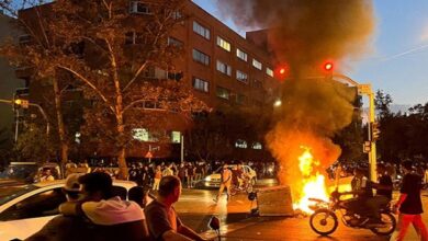 بين المطرقة والسندان: هل ينجو النظام الإيراني من الضغوط الداخلية والخارجية المتزايدة؟