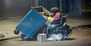 ایران.. صراع البقاء المواطنین وسط الأزمة الاقتصادية وتراجع القوة الشرائية