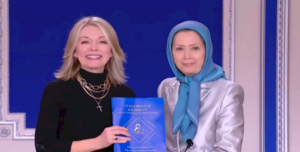 حين تقود النساء الثورة.. إيران على أعتاب التغيير