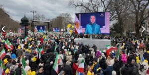 مستقبل إيران بيد من يضعون أرواحهم على کفوفهم