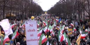قرابة ٢٠ ألف إيراني يتظاهرون في باريس ويطالبون بتغيير النظام القائم في إيران