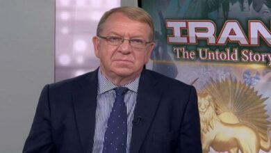 تاون هال: الملالي يعيدون ترتيب كراسي الاستلقاء على متن سفينة تيتانيك الغارقة