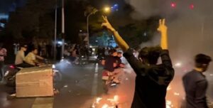 هندسة وهم نظام الشاه : استراتيجية النظام الإيراني لاختطاف الثورة عبر الخوارزميات