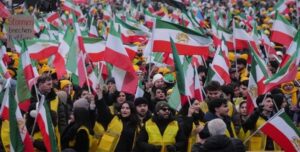 إيران بين مناورة التفاوض وتصاعد البديل: نظام يشتري الوقت وشعب يفرض المعادلة