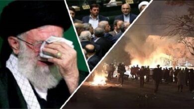 إيران ليست فيتنام وخامنئي لم يكن هوشي منه صورة الكاتب نزار جاف نزار جاف الأربعاء 11 مارس 2026 - 10:26 3 دقائق للقراءة 1 تعليق انتقل إلى قسم التعليقات لقراءة 1 تعليق حجم الخط: 20px اضغط لتغيير حجم خط المقال. الأحجام المتاحة: صغير، متوسط، كبير تصاعدت أعمدة الدخان بعد ضربة جوية على العاصمة الإيرانية طهران تصاعدت أعمدة الدخان بعد ضربة جوية على العاصمة الإيرانية طهران تشبيه إيران بفيتنام في الصراع مع أميركا قراءة غير دقيقة تتجاهل الفروق الجوهرية في طبيعة القيادة الشعبية والسياق التاريخي والسياسي. عند خوضك النقاش في أي موضوع سياسي أو فكري وما إليه، فإن هذا النقاش يعتمد على الطرف أو الأطراف الأخرى فيما لو كانوا محاورين جيدين لكي يتم إغناؤه، أما عندما تصادف من يتمسك برأي أو آراء قد جعلها في حكم المقدس ويرفض ما سواه من الرأي الآخر حتى وإن كانت حجته أو حججه تدحض وتفند ما يتمسك به، فكأنك تكون أمام جهاز مذياع ليس بإمكانك أي شيء سوى الاستماع. اقرأ أيضا • جرة ولاية الفقيه كُسرت ولا يمكن إصلاحها • العالم يترقب سقوط النظام الإيراني • توريث الولاية لمجتبى خامنئي لن ينقذ النظام من سقوطه المحتوم وعلى طول التاريخ كانت الأنظمة الدكتاتورية والحكام المستبدون الأساس والأرضية لصنع نماذج فكرية تشبه الطريق ذو الاتجاه الواحد، إذ إن مهمتهم هي الدفاع باستماتة عن طروحات وخطوط تم تزويدهم بها وليس لديهم من أي حق للخروج عن سياقها وإنما الإصرار على ما في جعبتهم وترديد ذلك وكأنها حقائق يجب الاعتراف والإقرار بها. قبل وبعد وأثناء الحرب الحالية المشتعلة أوارها في المنطقة، ظهرت في الوسائل الإعلامية العربية المختلفة الكثير من الكتاب والمحللين السياسيين الذين أدلوا بآرائهم بشأن الخلاف الإيراني ـ الأميركي، وقطعًا كان هناك عدد محدد يتسم بالموضوعية والدقة من حيث تقديمهم لآراء وطروحات يعتد بها ولاسيما من حيث اعتمادها على أسس ومنطلقات مستمدة من أساس المشكلة ذاتها ومتعلقاتها المختلفة، بيد أنه وفي نفس الوقت كان هناك أيضًا عدد أكبر بكثير من الذي أشرنا إليه من حيث تسويقهم لآراء ووجهات نظر تم اعتمادها مسبقًا ولاسيما تلك المقدمة من بلدين عربيين لا أريد تسميتهما حاليًا، حيث انطلق أحدهما من اعتبارات حزبية ضحلة والآخر من اعتبارات توجسية مما ستؤول إليه المنطقة بعد سقوط النظام الإيراني. بهذا السياق، فإنَّ تشبيه إيران بفيتنام وهذا يعني إن أميركا قد تورطت مع إيران كما تورطت من قبل مع فيتنام وستخرج مهزومة، كما يتم تسويقه في آراء كتاب ومحللين عرب، هو تشبيه غير دقيق وحتى إنه يتناقض مع الواقع، إذ إن الواقع الفيتنامي وما مر به خلال مواجهة الاحتلال الفرنسي ومن بعده الأميركي ليس كالواقع الإيراني وبشكل خاص من حيث الزعامة الثورية التي كانت تقود الشعب الفيتنامي في مواجهة الفرنسيين ومن بعدهم الأميركيين والتي جسدها هوشي منه حيث كان الشعب الفيتنامي مندفعًا بإرادته وبحماس منقطع النظير خلفه وقد لمسه العالم بأجمعه في ذلك الوقت، في حين إن الشعب الإيراني وفي أفضل الحالات يقف أكثرية منه موقفًا سلبيًا من النظام ومن خامنئي الذي دفع بالأمور إلى المواجهة مع إسرائيل وأميركا، ولو قمنا بمقارنة شعبية هوشي منه بين الفيتناميين في ذلك التاريخ وبين الشعبية التي كان خامنئي يتمتع بها بين أوساط الشعب الإيراني قبل وأثناء وبعد الحرب، فإن الفرق شاسع بينهما، وهو أشبه بذلك الفرق الذي كان بين قاسم سليماني وجيفارا حيث قام بعض من الكتاب العرب بتشبيه الأول بالثاني أيضًا. هناك حقيقة مهمة جدًا بخصوص الحرب المندلعة حاليًا في المنطقة أود ذكرها هنا ولفت الأنظار لها؛ وهي إن السبب الذي قاد الولايات المتحدة للحرب مصالحها وصراعها الاقتصادي المرير مع الصين ولاسيما بعد التعملق الاقتصادي للأخيرة بسبب من توفر مصادر طاقة رخيصة لها من فنزويلا وإيران، كما إن السبب الذي قاد إسرائيل للحرب يكمن في العامل الأمني والخوف والتوجس من آفاق المستقبل فيما لو بقيت إيران مصدرًا لخلط الأوراق بسياق يخدم أهدافها العقائدية، أما إيران، فإنها صنعت أفضل الأجواء لاندلاع الحرب بسبب من تمسكها بنهجها الفكري ـ السياسي وليس على أساس المصالح والاعتبارات العليا لإيران والشعب الإيراني، أي أن خوضها الحرب من أجل نهج ولاية الفقيه المتزعزع وليس من أجل أي شيء آخر.