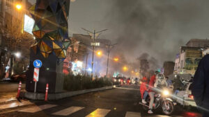 «سقوط أقنعة النصر».. لماذا يخشى النظام الإيراني "زمن السلم" أكثر من "طبول الحرب"؟