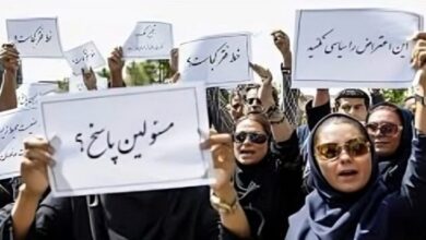 إيران على حافة الانفجار: نظام يلوح بالحرب وشعب يطالب بالخلاص