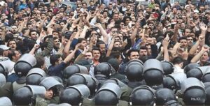 أصداء الرفض الشعبي: إيران على حافة تحولات بنيوية وسط تصاعد الأزمات الهيكلية